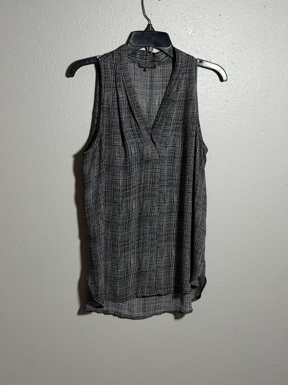 Vince Camuto Women Professional Formal Sleeveless V-Neck Grey Plaid Shell Top M